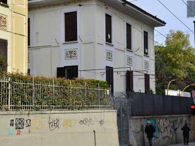 A sinistra costeggiamo un edificio in stile liberty: � uno degli storici �villini postelegrafonici�